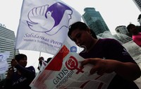 Mereka juga menuntut pemerintah mencabut kebijakan UU No.2 Tahun 2012 tentang pengadaan tanah.