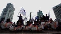 Selain itu demonstran juga mendesak negara untuk segera membangun mekanisme standar perlindungan perempuan yang menjadi acuan dalam kebijakan.