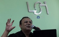 Survei tersebut menjaring sampel sebanyak 2.418 responden yang punya hak pilih dalam pemilu dari 33 provinsi dengan margin error +/-2,2 persen dan tingkat kepercayaan 95 persen.