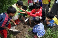 Anak-anak ikut kegiatan penghijauan sebagai sarana pembelajaran untuk penyelematan lingkungan hidup.