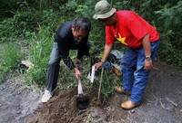 Mantan Dirjen Kehutanan yang juga alumni UGM, Prof Dr Ir Suhardi (berpakaian hitam) ikut menanam di kawasan lereng Merapi yang daerah bukit Glagahsari Desa Glagaharjo Cangkringan Sleman.