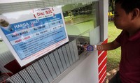 Seorang pengunjung sedang membeli tiket promo karena mengaku penasaran dan ingin merasakan naik balon raksasa.