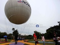 Seorang anak kecil terlihat sangat senang usai menikmati dan naik balon raksasa.