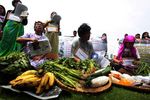 Bawa Sayur, Perempuan Tolak Kenaikan BBM