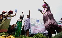 Demonstran berorasi dan meneriakan yel-yel.