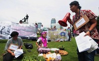 Mereka juga menuntut perlindungan sosial sebagai kewajiban pemerintah di masa krisis ekonomi berkelanjutan.