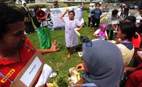 Dalam aksinya mereka juga sempat menggelar teaterikal.