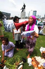 Bawa Sayur, Perempuan Tolak Kenaikan BBM