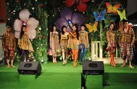 Lenggak-lenggok dari para model ini merupakan rangkaian dari acara bazaar yang di gelar di Mall Kelapa Gading 3, Jakarta, yang bertemakan Fashionate Spring.