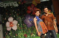Baju batik yang diperagakan oleh para model ini tetap terlihat trendy dan casual tidak seperti apa yang dikesankan oleh banyak orang mengenai baju batik itu sendiri.