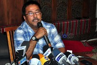 Meskipun marah, Rano bertekad tak akan meninggalkan sang anak.