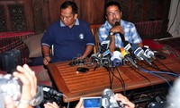 Rano menggelar jumpa pers ditemani sahabatnya sekaligus ayah kandung Raka.