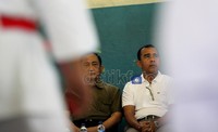 Ketua Umum KONI Pusat Tono Suratman (kanan), didampingi Ketua Umum PB Forki Hedardji Soepandji (kiri), menyaksikan langsung seleknas pelatnas Sea Games 2013.