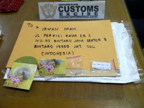 Mr TAN Kirim 4 Paket Ekstasi di dalam Amplop Seperti Dokumen
