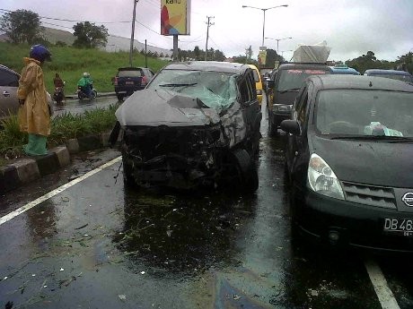 Kijang Vs Bus di Manado, 1 Tewas Belasan Orang Terluka