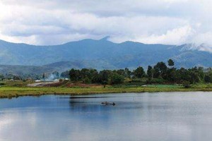 Wow! Serunya Jalan-jalan ke Danau Atas Bawah di Sumbar