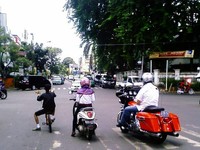 Awalnya 1 moge maju ke zebra cross, lalu motor matic, terakhir pengendara sepeda maju dari sebelah kiri. HP pun dikeluarkan untuk mengabadikan momen unik tersebut karena melibatkan 3 generasi kendaraan.