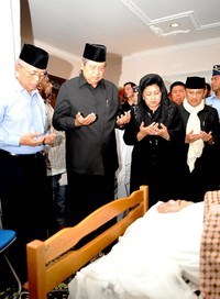 Presiden SBY bersama para pelayat lainnya berdoa di depan jenazah Junus Effendi Habibie. Cahyo Bruri Sasmita/Setpres.