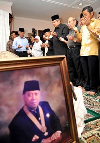 Adik kandung BJ Habibie, Junus Effendi Habibie, meninggal dunia pagi tadi di RSCM, Jakarta. Pria yang akrab disapa Fanny ini diduga meninggal akibat penyakit jantung. Cahyo Bruri Sasmita/Setpres.