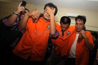 Para pelaku perampokan toko emas di Ciputat diamankan di Mapolda Metro Jaya, Senin (12/3/2012).