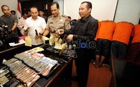 Polisi juga mengamankan barang bukti berupa uang, senjata api, handphone dan emas.