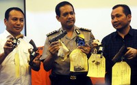 Kepala Bidang Humas Polda Metro Jaya Kombes Rikwanto (tengah) menunjukkan barang bukti senjata api yang disita dari para pelaku.