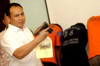 Polisi menunjukkan satu dari enam pucuk senjata api yang diamankan.