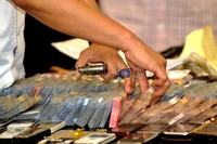Polisi menunjukkan barang bukti uang.