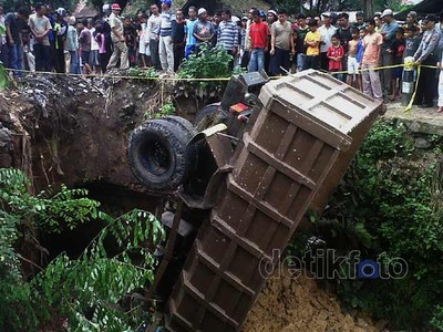 Dua Truk Masuk Sungai, 1 Orang Tewas