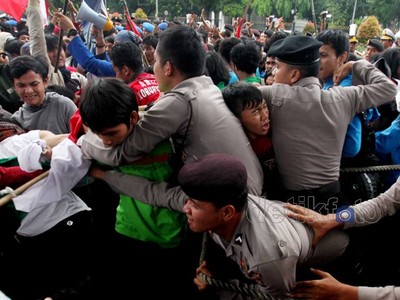 Dipukul Mundur, Massa Gagal Duduki Istana