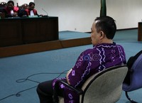 Dadong Irbarelawan didakwa melakukan tindak pidana korupsi dengan menerima hadiah atau gratifikasi berupa uang senilai Rp 2 miliar dari kuasa direksi PT Alam Jaya Papua, Dharnawati. Ramses/detikcom.