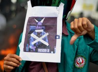 Massa juga membawa foto Presiden SBY yang mereka corat-coret.