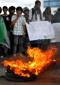 Ritual bakar ban bekas tidak ketinggalan dalam aksi para kader Hijau-Hitam ini.