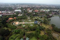 Ruang terbuka hijau menyangkut tata ruang dan wilayah, IMB, bisnis properti, demografi dan aspek bisnis lainnya. Butuh ketegasan pemerintah untuk memastikan RTH tetap bertambah sepanjang tahun.