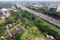 Menurut DPRD Jakarta, sektor transportasi menyumbang 70 persen dari total emisi pencemar oksida nitrogen (NOx) dan sektor industri menyumbang 70 persen dari total emisi pencemar sulfur dioksida (SO2). Kedua hal tersebut yang membawa Jakarta menempati urutan ketiga kota paling polutif sedunia.