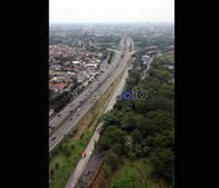 Menurut DPRD Jakarta, saat ini Jakarta sudah kehilangan RTH seluas 12 kali Taman Monas karena pembangunan properti menganut konstruksi hunian horizontal. Konstruksi horizontal membuat RTH semakin menyempit.
