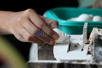 Kerang dipotong ujungnya. Ondel-ondel kerang ini  akan dipamerkan di Korea Selatan, Mei mendatang. Sayang, Cici belum mematenkan desainnya hingga rentan untuk dijiplak.