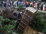 Dua Truk Masuk Sungai, 1 Orang Tewas