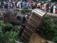 Kecelakaan tersebut terjadi ketika sebuah truk menabrak bus dan truk lainnya. Beruntung minibus tersebut terhenti setelah menabrak tiang listrik. Namun malang 2 truk tersebut masuk sungai. Faiq Resha/detikcom.