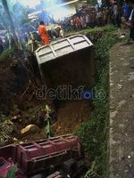 Dua Truk Masuk Sungai, 1 Orang Tewas