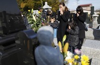 Wakana Kumagai dengan Ibunya mengunjungi makam ayahnya yang tewas karena Tsunami, gempa tersebut juga menewaskan ribuan orang dan memicu krisis nuklir.Reuters / Toru Hana