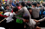 Dipukul Mundur, Massa Gagal Duduki Istana