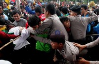 Polisi memukul mundur demonstran yang berniat menduduki Istana.