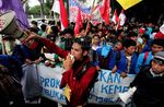 Dipukul Mundur, Massa Gagal Duduki Istana