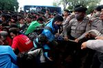 Dipukul Mundur, Massa Gagal Duduki Istana