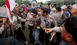 Dipukul Mundur, Massa Gagal Duduki Istana