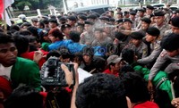 Sempat terjadi akdi saling dorong antara polisi dan demonstran.