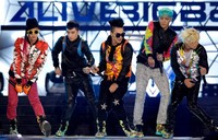 Mereka mengenakannya pertama kali saat konferensi pers 2012 Big Show Alive Tour. (Getty Images).