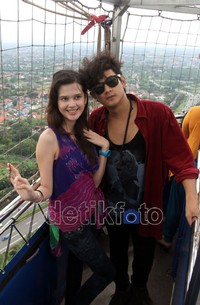 Ia juga sempat berfoto bersama saat berada di atas ketinggian balonraksasa melihat Jakarta dari udara.