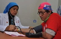 Nugie tengah diperiksa tekanan darahnya untuk bisa mengikuti donor darah.